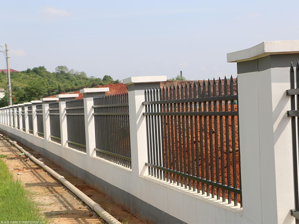 锌钢护栏应用于厂区围墙防护